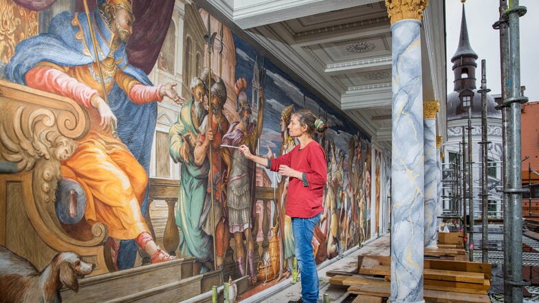 Zuerst konnten die Künstler das Fresko im dritten Obergeschoss des Altans im Großen Schlosshof fertigstellen. Restauratorin Ulrike Hahn setzte im Oktober 2020 die letzten Farbtupfer auf das neu entstandene Fresko der Königin von Saba vor dem Thron Salomos