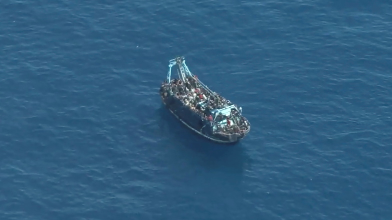 HANDOUT - 09.04.2023, ---: Dieses Foto von "Sea-Watch" zeigt ein in Seenot geratenes Boot mit rund 400 Menschen an Bord im zentralen Mittelmeer.