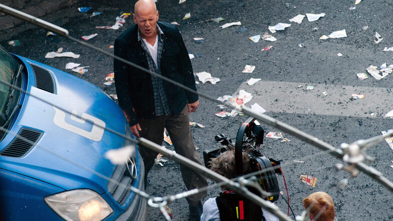 Bruce Willis bei den Dreharbeiten zum Film "Stirb langsam · Ein guter Tag zum Sterben"