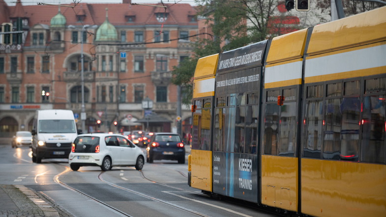 Autos und Straßenbahnen teilen sich bislang eine Spur auf der Tolkewitzer Straße in Richtung Schillerplatz. Noch in dieser Woche soll sich das aber ändern.