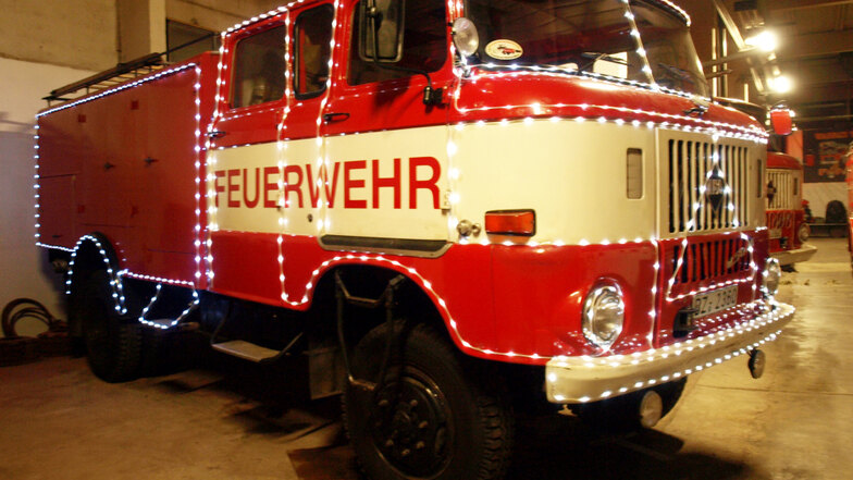 Die Beleuchtung an den drei Autos der Weißwasseraner Feuerwehrhistoriker ist schon angebracht. Nur die Aufkleber mit den Weihnachtsgrüßen, den Festtagssymbolen und dem Bärtigem an den Seiten der Fahrzeuge fehlen noch.