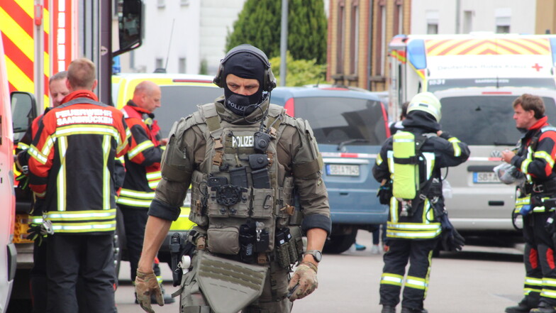 Bei einem Einsatz am Freitag in Saarbrücken wurden zwei Polizisten angeschossen und verletzt. Die Beamten waren mit einem Großaufgebot vor Ort.