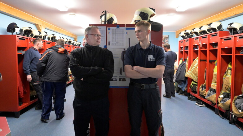 Bereit für das Einsatztraining: Grigori Zocher (links) und Tillmann Kremer von der Freiwilligen Feuerwehr Langebrück.