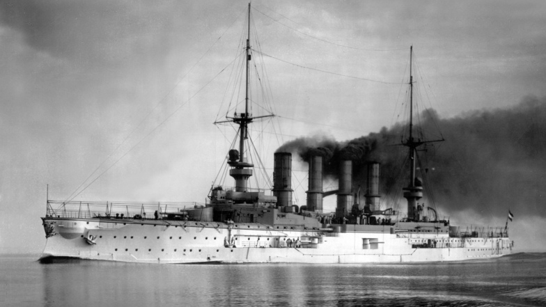 Das undatierte Bild zeigt den Panzerkreuzer "SMS Scharnhorst". 