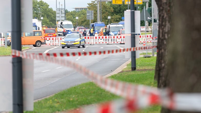 Der Bereich rund um die Carolabrücke wurde weiträumig abgesperrt.