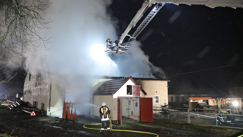 Dank des schnellen Eingreifens mehrerer Feuerwehren konnte eine Ausbreitung der Flammen auf benachbarte Gebäude verhindert werden.