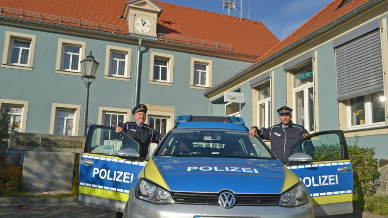 Die Bürgerpolizisten Mario Haser (l.) und Carsten Schurig vor ihrer Dienststelle an der Thiendorfer Brüdergemeinde.