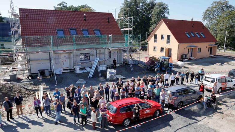 Blick auf zwei der Häuser im neuen Wohngebiet im Kamenzer Ortsteil Cunnersdorf, die fast fertig sind.