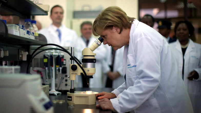 Angela Merkel behält auch in Krisensituationen den Durchblick. Die Bundeskanzlerin, hier 2011 beim Besuch in einem Forschungslabor in Nairobi, erhält aus den USA Lob für ihr Krisenmanagement gegen die Corona-Pandemie.