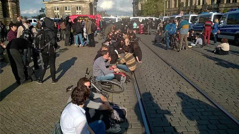 Und neben dem Zwinger saßen einige Gegendemonstranten bis zum Schluss auf der Sophienstraße.