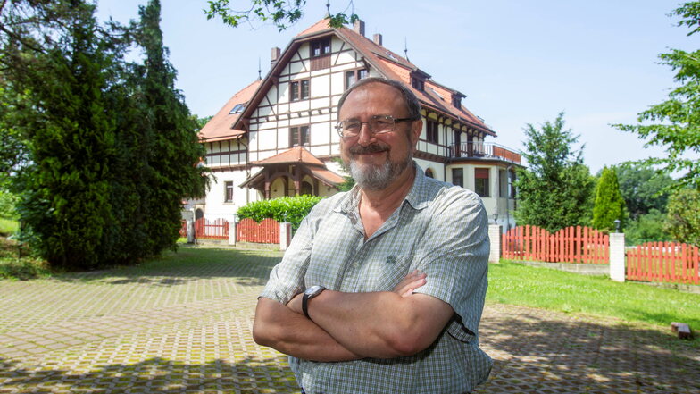 Andreas Rockstroh vor der Villa, die sein Urgroßvater baute und mit der viele Geschichten verbunden sind.