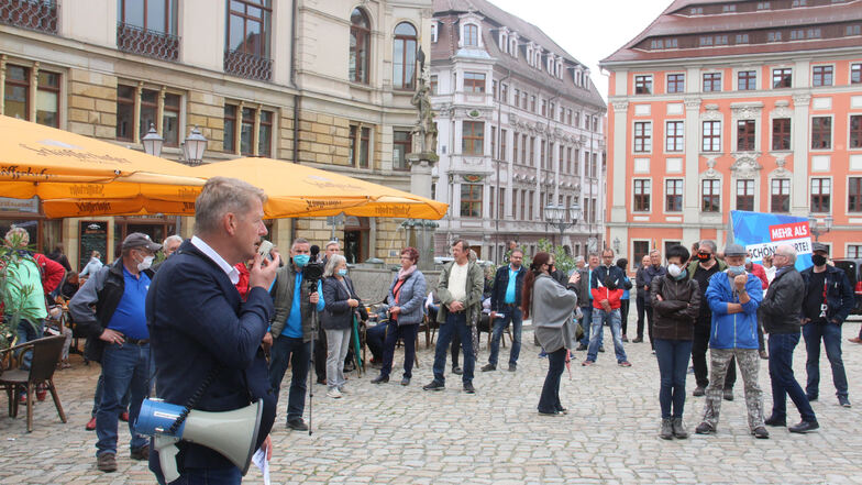 Etwa 50 Teilnehmer kamen am Sonnabend zu einer Kundgebung der AfD auf dem Hauptmarkt in Bautzen, als Redner im Vordergrund der Bundestagsabgeordnete Karsten Hilse.