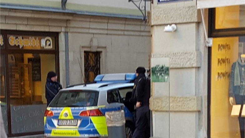 Der Tatverdächtige wurde auf der Schuhgasse von Polizisten des Polizeireviers Pirna festgenommen.
