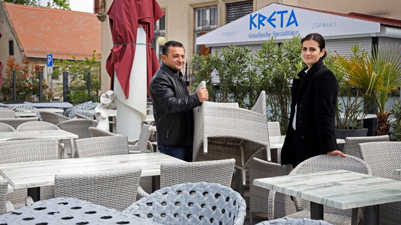 Im griechischen Restaurant Kreta in Riesa werden die Stühle aufgestellt.