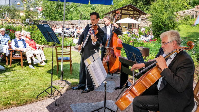 Gartenkonzert im historischen Garten in Waldheim: Zu Besuch waren die Leipziger Salon-Philharmoniker.