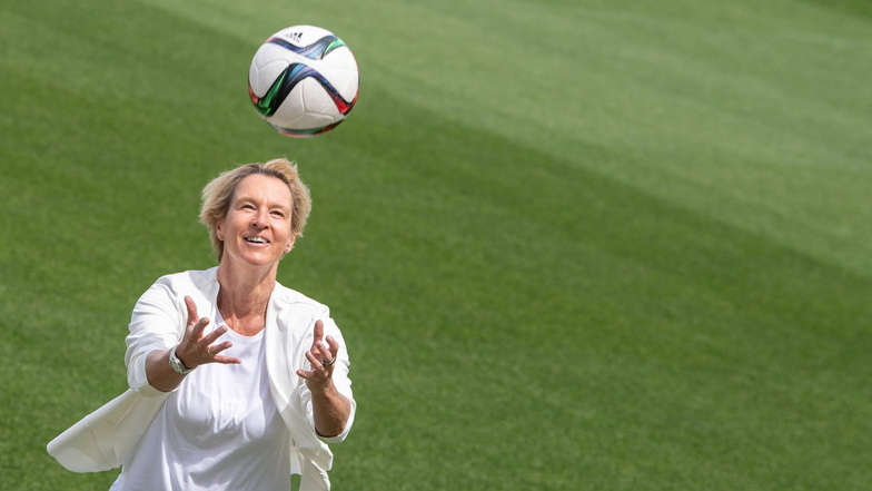Im Fokus: Martina Voss-Tecklenburg (54) arbeitet seit 2018 als Bundestrainerin der deutschen Fußballerinnen. Als Spielerin bestritt die gebürtige Duisburgerin selbst 125 Länderspiele.