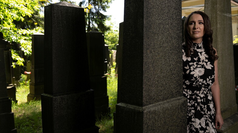 Eine junge Amerikanerin kümmert sich um den Jüdischen Friedhof Görlitz