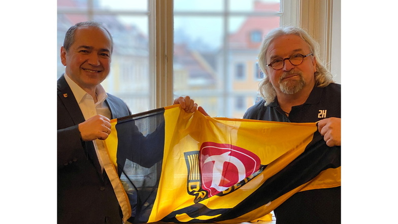 SG Dynamo Co-Trainer Heiko Scholz (rechts) besuchte den Görlitzer Oberbürgermeister Octavian Ursu. Die Dynamoland-Fahne wehte aus einem Rathaus-Fenster.