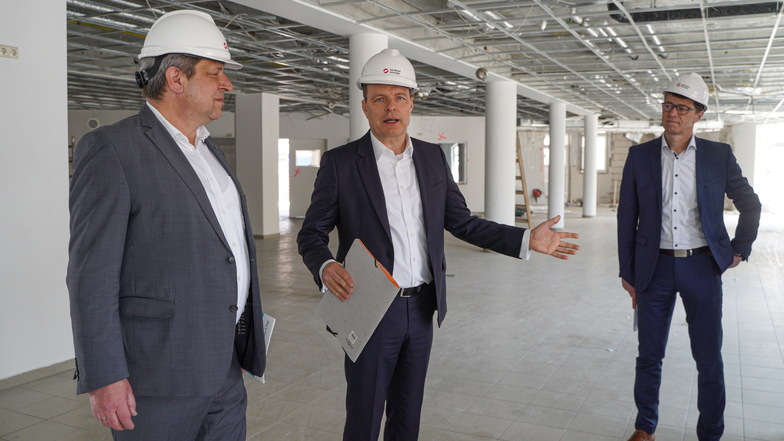 Noch ist hier Baustelle: Bischofswerdas Oberbürgermeister Holm Große (l.) und Sachsen-Energie-Vorstand Frank Brinkmann (2.v.l.) schauen sich die Räume an, in denen der Energie-Treff entstehen soll.