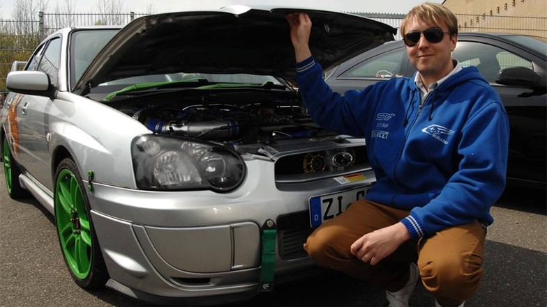 Stolz auf seinen Japan-Import mit Rechtslenker ist Candy aus Zittau: Es ist ein Subaru Impreza, Baujahr 2005.