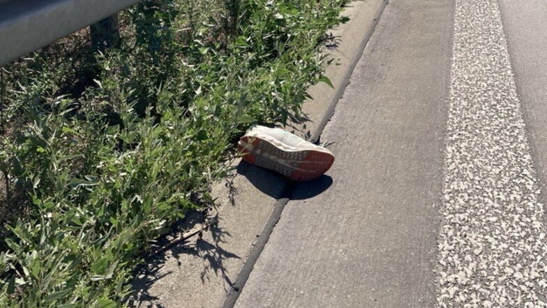 Herrenlose Schuhe wie diesen lesen die Mitarbeiter der Autobahnmeisterei im Jahr sehr häufig auf.