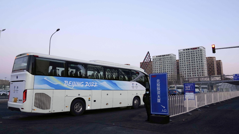 Ein Bus fährt in das Athletendorf in Peking ein: Die Olympischen Winterspiele dort finden vom 4. bis 20 Februar statt - unter strengen Corona-Auflagen.