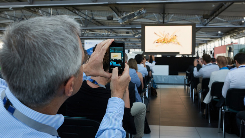 Zum letzten Silicon Saxony Day trafen sich rund 400 Technologieexpert:innen und Interessierte aus Deutschlands Hightech-Community im Internationalen Flughafen Dresden. Dieses Jahr wird die Konferenz rein virtuell stattfinden.