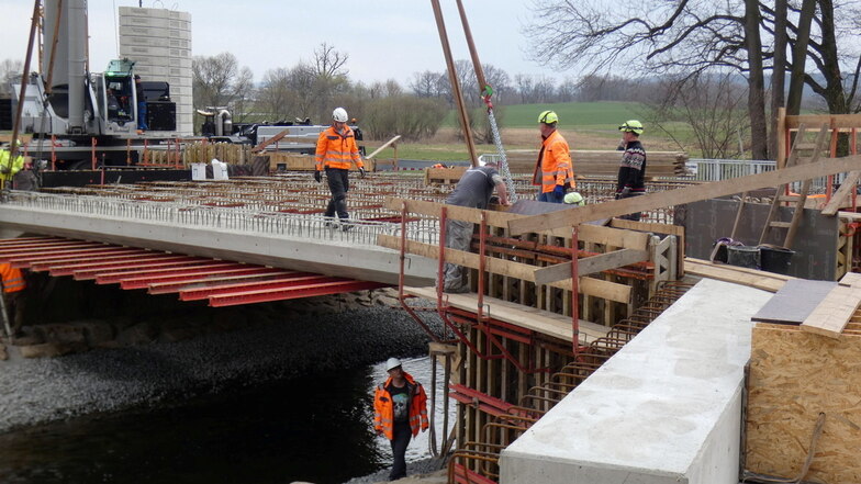 Das letzte Spannbeton-Element für die neue Brücke in Wasserkretscham ist eingesetzt. Demnächst wird vor Ort noch eine 40 Zentimeter dicke Betonschicht aufgebracht.