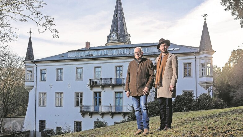 „Es geht nur gemeinsam“, sagt Schlossherr Jan Horsky (r.). Der Bannewitzer Jürgen Voitel unterstützt den 23-Jährigen dabei, Schloss Nöthnitz wieder voranzubringen. In Zukunft sollen hier wieder regelmäßig Besucher ein- und ausgehen.