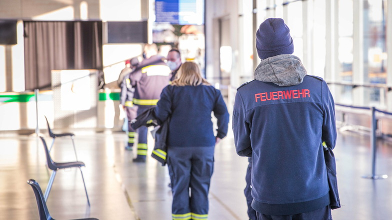 Feuerwehrleute und Rettungssanitäter stehen in Dresden für die Corona-Impfung an.