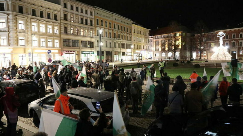 So demonstrierten am Montag Corona-Gegner in Görlitz. Nach Schätzungen der Polizei waren bis zu 220 Menschen auf dem Postplatz.