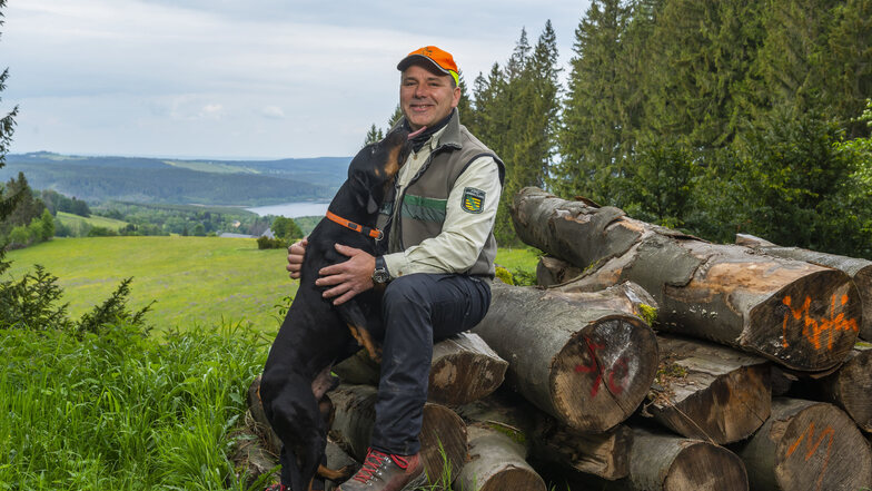 Andreas Pommer bewirtschaftet 1.750 Hektar des Reviers Eibenstock. Zu seinen Aufgaben als Förster zählt auch die Jagd. Dabei begleitet ihn Brandlbracken-Rüde Odin.