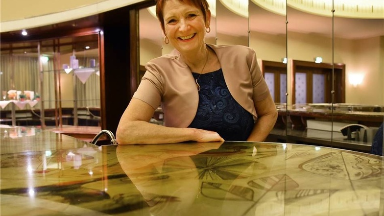 Geschäftsführerin Birgit Heßler sitzt an der mit festlichem Interieur der 50er Jahre ausgestatteten Bar des Ring-Cafés.