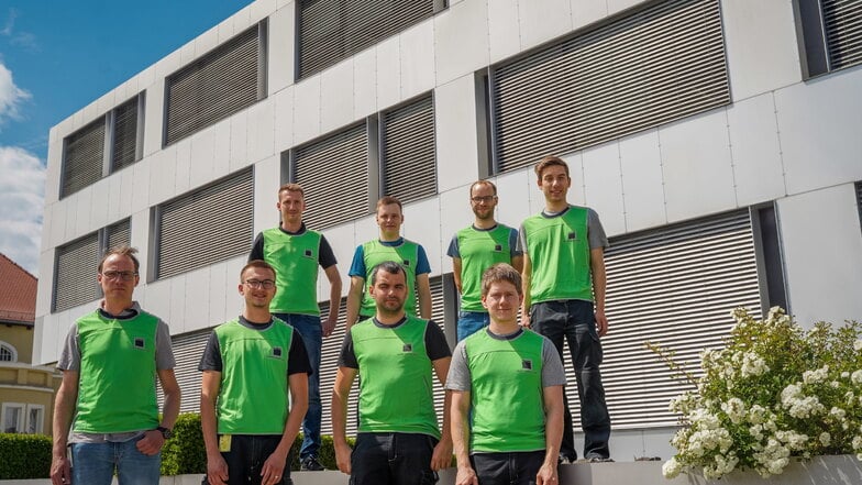 Acht von insgesamt 19 Läufern der Neukircher Firma Trumpf haben ihre Laufshirts fürs Foto übergezogen. Am kommenden Mittwoch starten sie beim zehnten DAK-Firmenlauf in Bautzen.