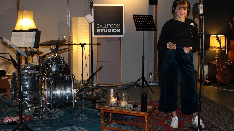 Blick in die Dresdner Ballroom Studios: Sophie Heiduschka beim Einsingen der Backgrounds für den Titel "Hory modre" der Band Skupina Astronawt.
