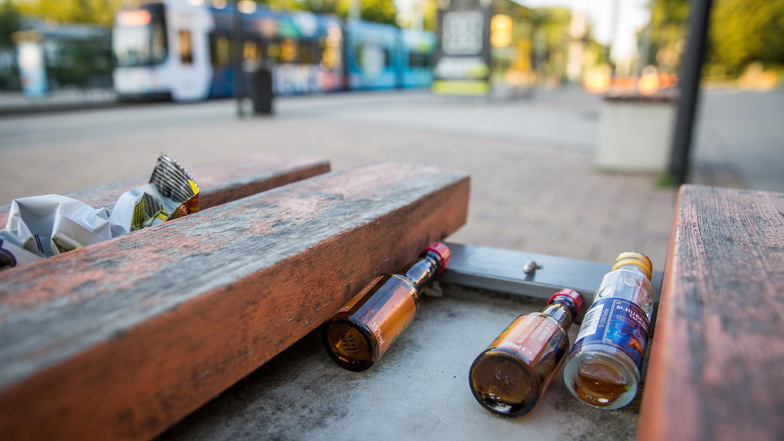 Das Ordnungsamt kontrollierte die Einhaltung des Alkoholverbotes im Stadtgebiet. Am Amalie-Dietrich-Platz in Gorbitz fanden sich trotzdem noch leere Schnapsflaschen.