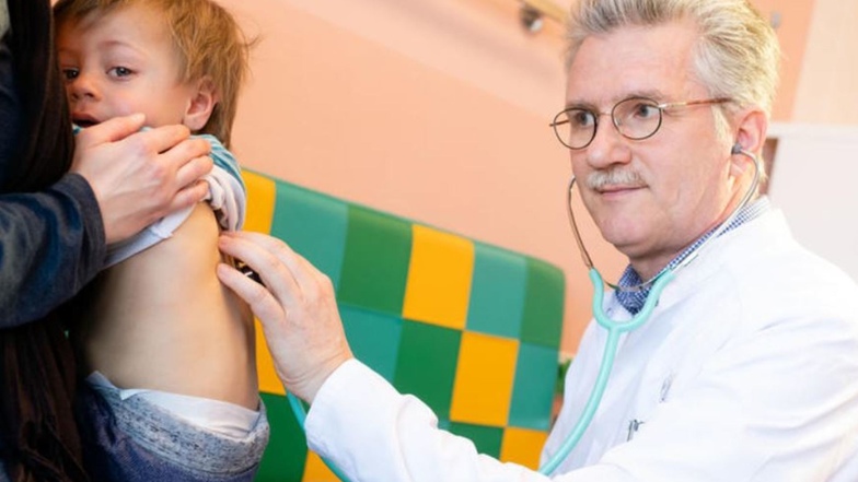 Arthus, 15 Monate, ist einer der kleinen Patienten von Dr. Markus Grohmann. Der langjährige Kinderarzt arbeitet jetzt unter dem Dach des Medizinischen Versorgungszentrums Bischofswerda. Seine neue Praxis befindet sich im Krankenhaus an der Kamenzer Straße