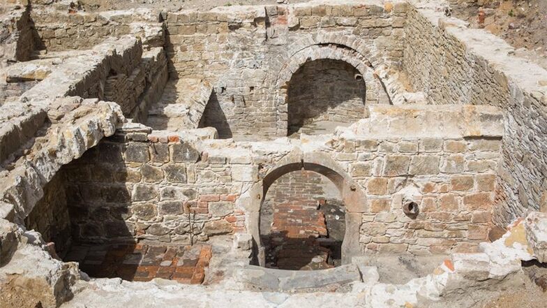 Bei Ausgrabungen haben Archäologen die Keller des Witwenhauses freigelegt.