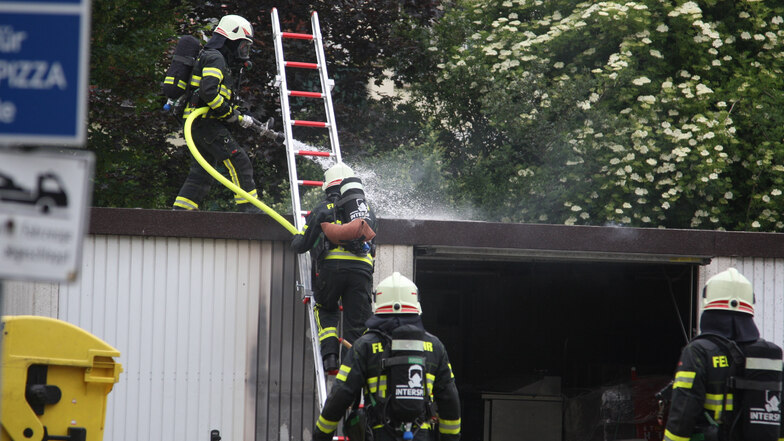 Die Feuerwehr musste in Pirna eine Garage löschen.