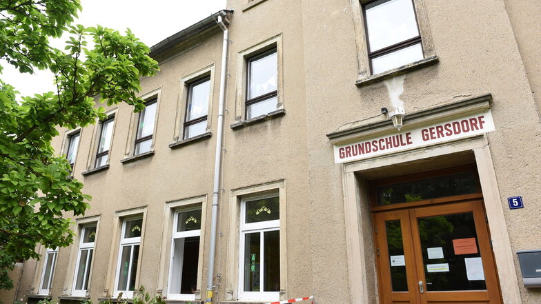 Die äußerliche Sanierung der Grundschule im Harthaer Ortsteil Gersdorf geht voran. Im sogenannten Altbau werden in diesem Bauabschnitt derzeit alle alten Fenster gegen neue ausgetauscht.