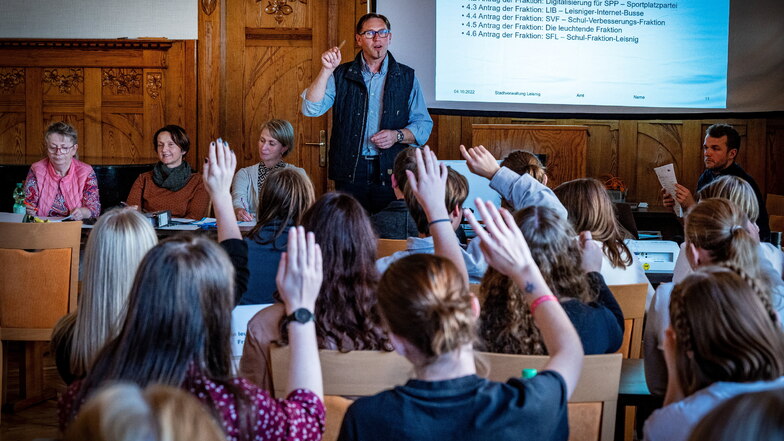 Wie Demokratie funktioniert, haben mehr als 50 Zehntklässler der Oberschule Leisnig am Dienstag bei einer Jugendstadtratssitzung ausprobiert.