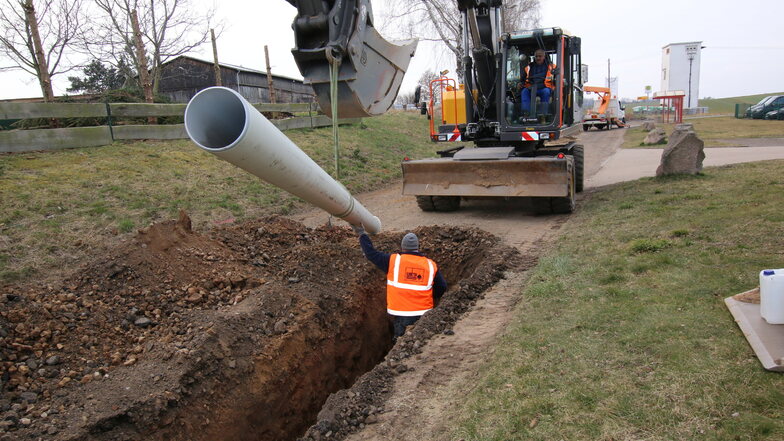 Vor der eigentlichen Sanierung der Kreisstraße in Noschkowitz wurde eine neue Regenwasserleitung zur Straßenentwässerung gebaut.