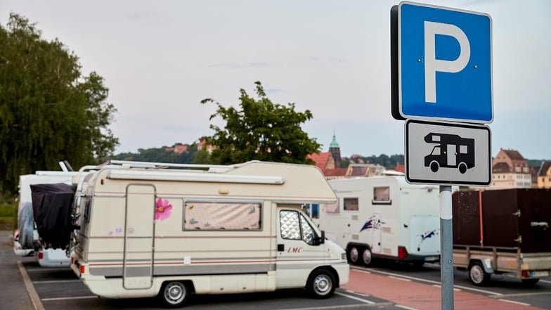 Wohnmobile auf dem Copitzer Elbeparkplatz: Bald werden Parkgebühren fällig.