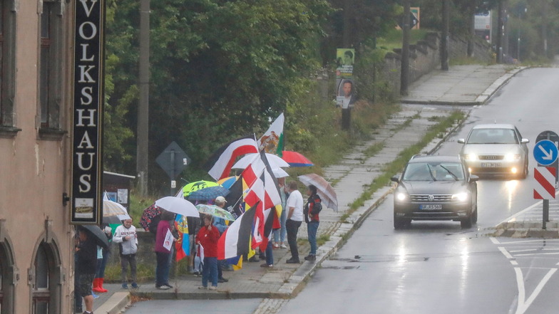 Seit Monaten protestieren Menschen an der Hauptstraße in Neugersdorf gegen die Corona-Politik.