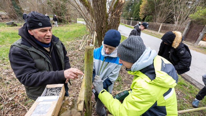 Michael Holzweißig (li.) ist der neue Ortsvorsteher von Graupa. Er engagiert sich auch für Umweltschutz. Das Foto zeigt ihn bei einem Arbeitseinsatz mit Herdergymnasiasten im früheren Borsbergbad.