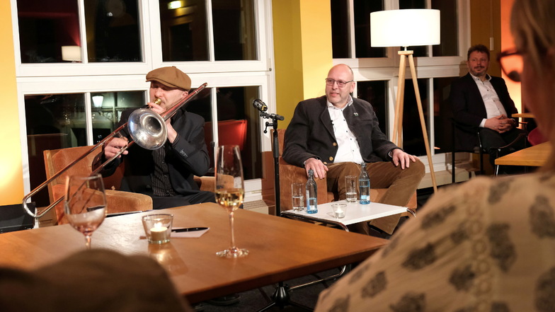 Mit Posaune und Mikrofon führte Micha Winkler am Freitagabend durch die Premiere von "Klatsch bei Käte". Als Gast hatte er den Meißner Oberbürgermeister Olaf Raschke eingeladen.