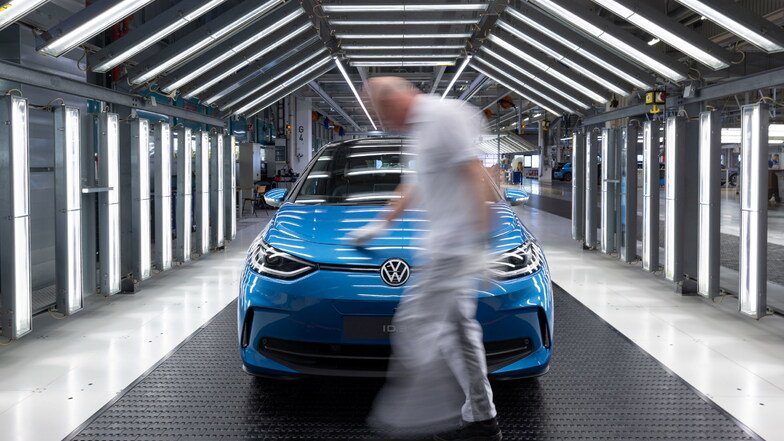 1994 führte Volkswagen die Vier-Tage-Woche mit Lohnverzicht ein, um Jobs zu retten. Jetzt geht die Debatte in eine andere Richtung: Weniger Arbeit bei gleichbleibendem Lohn.