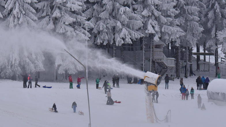 Neuschnee sorgte am Wochenende für Rodelspaß am Altenberger Skihang. Die Schneekanonen laufen, sodass auch die Piste bald öffnet.