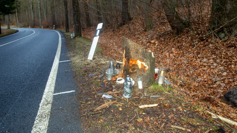 Immer mehr Kerzen brennen an der Stelle kurz vor dem Ortseingang Sebnitz, wo ein mutmaßlicher Autodieb gestorben ist.