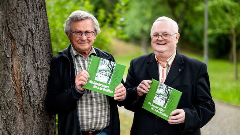 Matthias Hempel (l.) und Matthias Gutsche sind die Autoren eines Bildbandes, der zu einem historischen Spaziergang durch Cunewalde einlädt. Nach 14. Jahren ist nun die zweite Auflage des vergriffenen Büchleins zu haben.